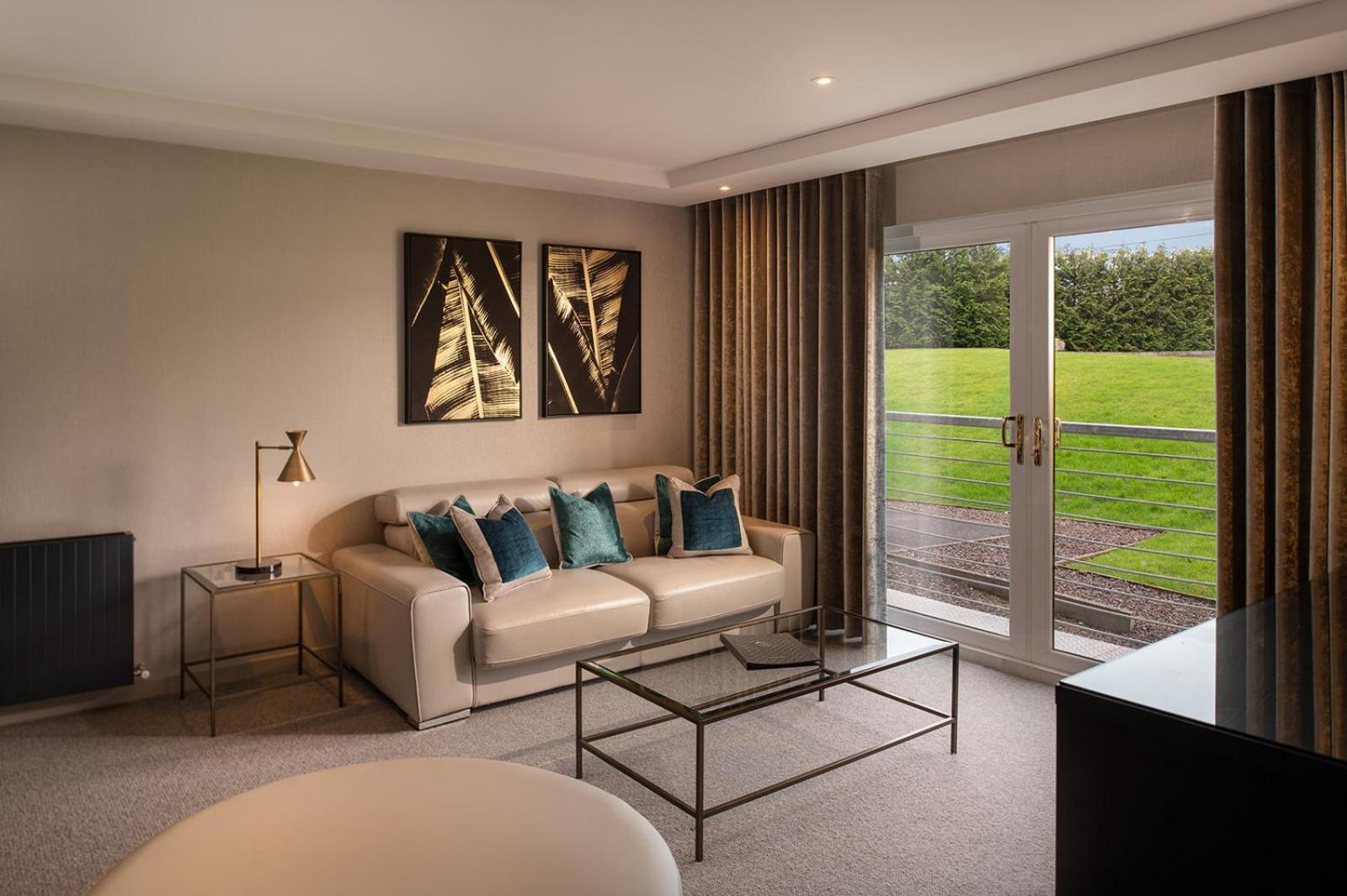 Radstone Hotel Larkhall  Buitenkant foto