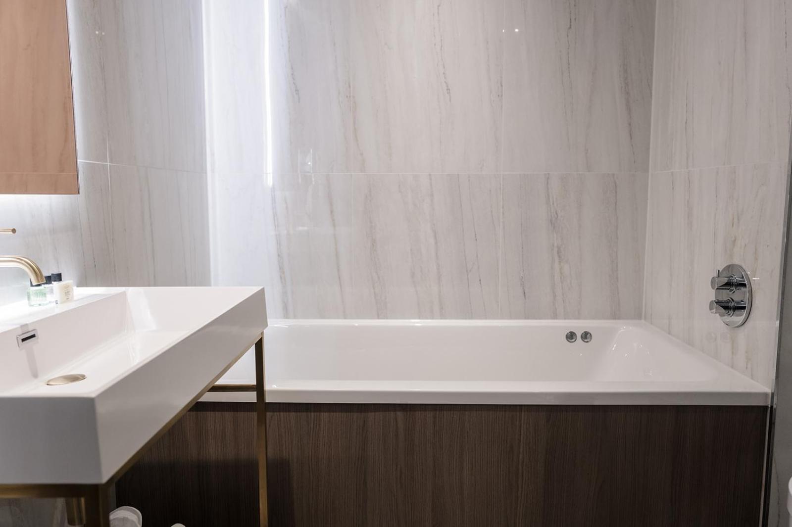 Radstone Hotel Larkhall  Buitenkant foto